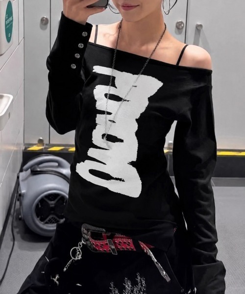 Miniministore（ミニミニストア）の「英字ロゴTシャツ オフショルダートップス（Tシャツ/カットソー・レディース・ホワイト/ブラック・FREE）」の2枚目の写真