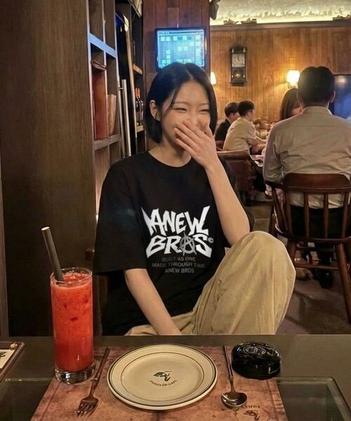 ANEWBROS（アニュブロス）の「マニフェストオーバーサイズ半袖Tシャツ6カラー[ANSE_2003]（Tシャツ/カットソー・レディース・ライトグレー/ネイビー/ホワイト×レッド/ホワイト×ブラック/ブラック×ホワイト/ブラック×ブルー・MEDIUM/SMALL/X-LARGE/LARGE）」の12枚目の写真