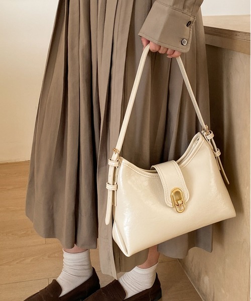 LA VORAGINE(ラ ヴォラジネ)の「ベルトフラップ 2wayショルダーバッグ 通勤(ショルダーバッグ・レディース・アイボリー/Black/A/Wine・FREE)」の2枚目の写真