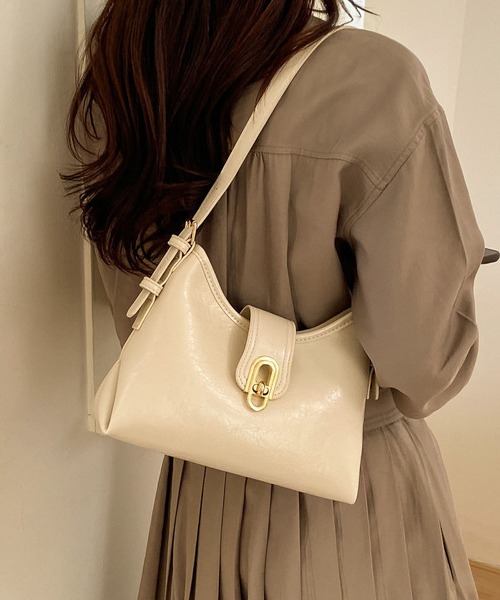 LA VORAGINE(ラ ヴォラジネ)の「ベルトフラップ 2wayショルダーバッグ 通勤(ショルダーバッグ・レディース・アイボリー/Black/A/Wine・FREE)」の5枚目の写真