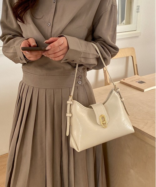 LA VORAGINE(ラ ヴォラジネ)の「ベルトフラップ 2wayショルダーバッグ 通勤(ショルダーバッグ・レディース・アイボリー/Black/A/Wine・FREE)」の6枚目の写真