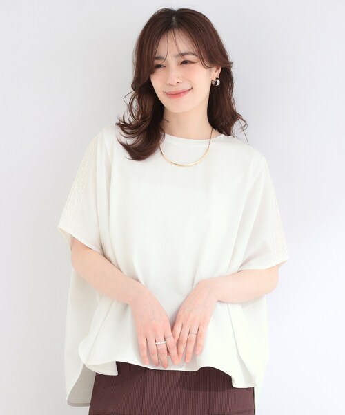 SHOO・LA・RUE(シューラルー)の「【ひんやり/洗濯機可/体型カバー】インせず着られる 肩レース切り替えポンチョ風トップス(Tシャツ/カットソー・レディース・ブルーグリーン/ホワイト/チャコールグレー/イエロー系その他・00)」の5枚目の写真