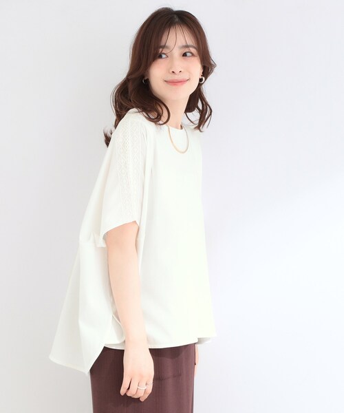SHOO・LA・RUE(シューラルー)の「【ひんやり/洗濯機可/体型カバー】インせず着られる 肩レース切り替えポンチョ風トップス(Tシャツ/カットソー・レディース・ブルーグリーン/ホワイト/チャコールグレー/イエロー系その他・00)」の6枚目の写真
