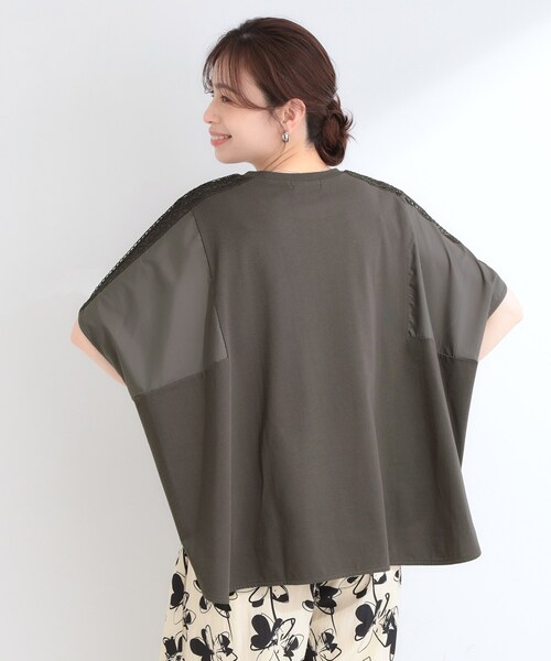 SHOO・LA・RUE(シューラルー)の「【ひんやり/洗濯機可/体型カバー】インせず着られる 肩レース切り替えポンチョ風トップス(Tシャツ/カットソー・レディース・ブルーグリーン/ホワイト/チャコールグレー/イエロー系その他・00)」の10枚目の写真