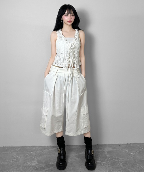 FOLLOWIN(フォロウィン)の「【前後2WAYで着用可能】フロントリボンフリルトップス(ベスト・レディース・ホワイト/ブラック・FREE)」の15枚目の写真