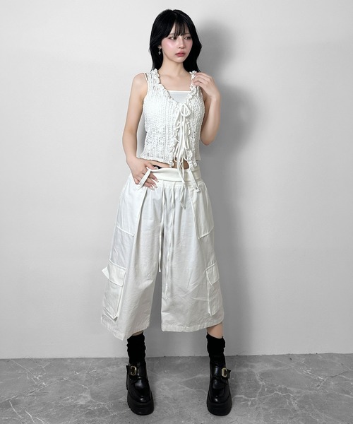 FOLLOWIN(フォロウィン)の「【前後2WAYで着用可能】フロントリボンフリルトップス(ベスト・レディース・ホワイト/ブラック・FREE)」の19枚目の写真