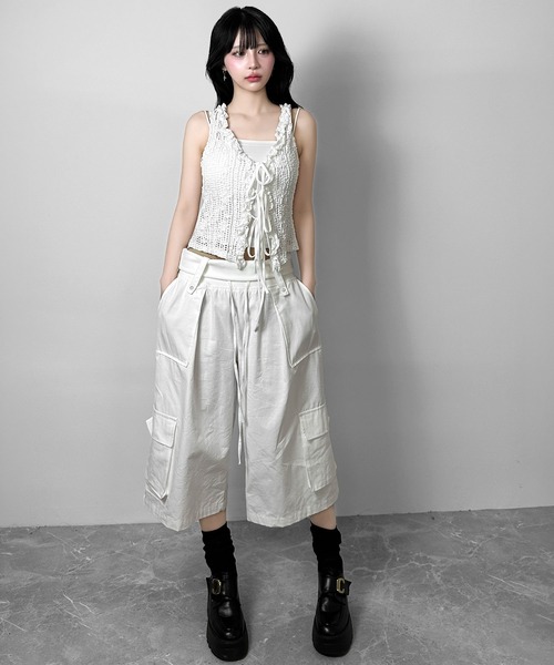 FOLLOWIN(フォロウィン)の「【前後2WAYで着用可能】フロントリボンフリルトップス(ベスト・レディース・ホワイト/ブラック・FREE)」の20枚目の写真