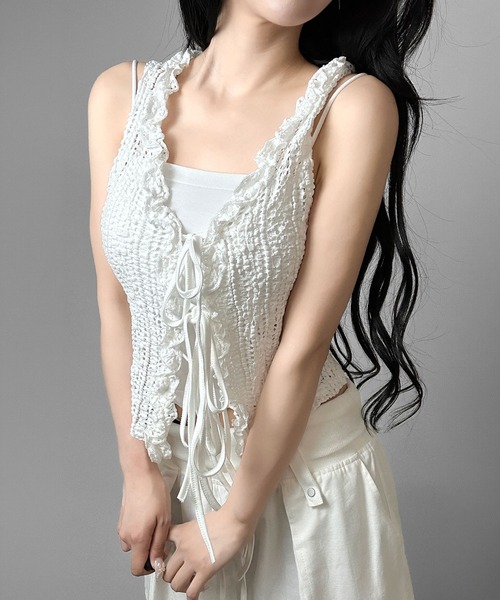 FOLLOWIN(フォロウィン)の「【前後2WAYで着用可能】フロントリボンフリルトップス(ベスト・レディース・ホワイト/ブラック・FREE)」の14枚目の写真