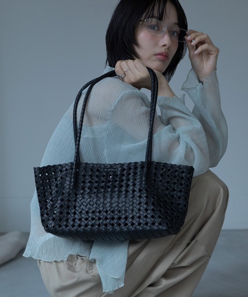 VACANCY（ヴァカンシー）の「スカラップ柄メッシュトートバッグ/ポーチ付/カラーバッグ（トートバッグ・レディース・ブルー/ブラック/グリーン/レッド・FREE）」の2枚目の写真