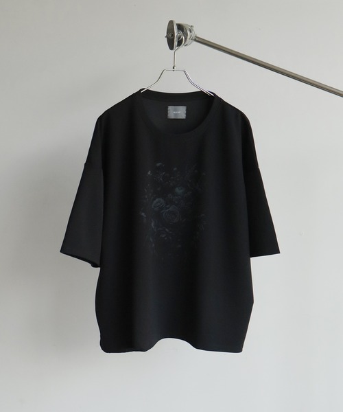 ELLUV（エルブ）の「【ELLUV/エルヴ】300gヘビークリアジョーゼット ヴィンテージフラワープリント ショート丈Tシャツ（Tシャツ/カットソー・メンズ・ブラック/ホワイト・S/L/M）」の5枚目の写真