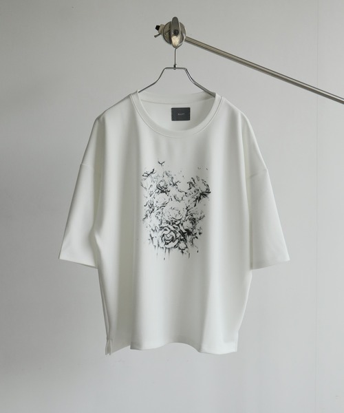 ELLUV（エルブ）の「【ELLUV/エルヴ】300gヘビークリアジョーゼット ヴィンテージフラワープリント ショート丈Tシャツ（Tシャツ/カットソー・メンズ・ブラック/ホワイト・S/L/M）」の3枚目の写真