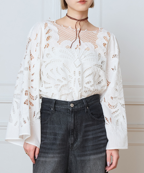 IENA LA BOUCLE(イエナラブークル)の「IENA LA BOUCLE カットワーク刺繍ブラウス(シャツ/ブラウス・レディース・ホワイト×ホワイト/ブラック・FREE)」の2枚目の写真
