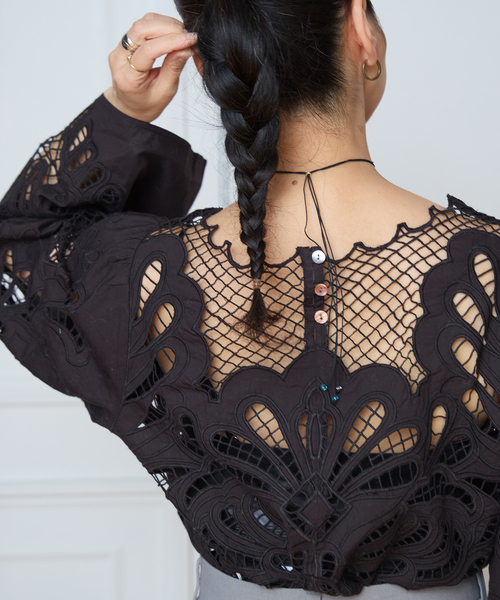 IENA LA BOUCLE(イエナラブークル)の「IENA LA BOUCLE カットワーク刺繍ブラウス(シャツ/ブラウス・レディース・ホワイト×ホワイト/ブラック・FREE)」の1枚目の写真
