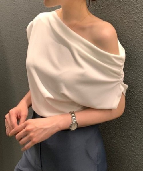 AMAJI(アマジ)の「ワンショルダー クロップド 半袖Tシャツ(Tシャツ/カットソー・レディース・ホワイト/ブラック/イエロー・FREE)」の1枚目の写真