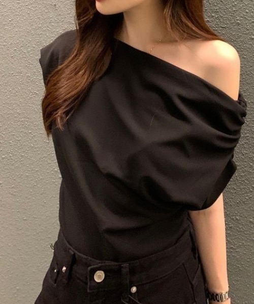 AMAJI(アマジ)の「ワンショルダー クロップド 半袖Tシャツ(Tシャツ/カットソー・レディース・ホワイト/ブラック/イエロー・FREE)」の2枚目の写真