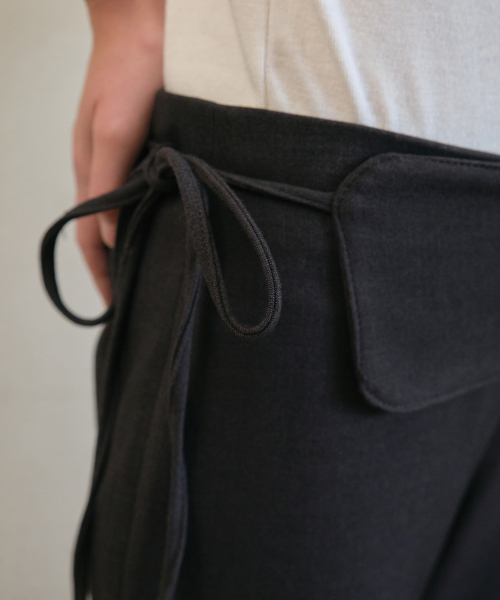 OURNOSTALGIA(アワー ノスタルジア)の「Waist wrap slim boots cut pants_Charcoal(O25-PT10)(スラックス・レディース・チャコール・MEDIUM/SMALL)」の4枚目の写真