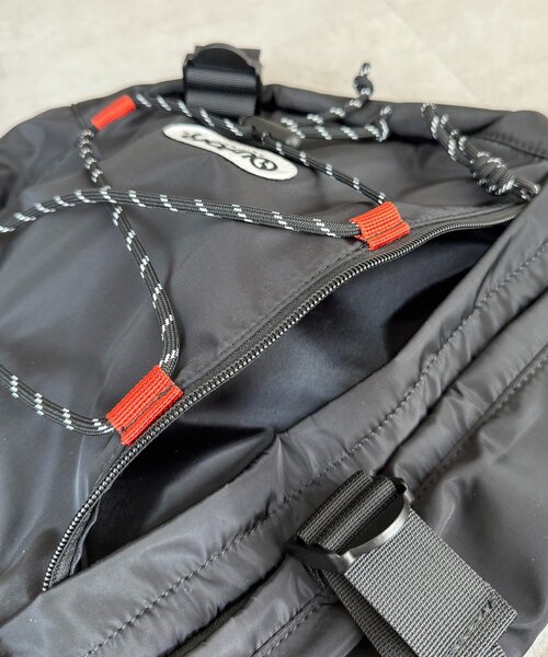 OUTDOOR PRODUCTS(アウトドアプロダクツ)の「パラコードスリングバッグ(トートバッグ・メンズ・グレイッシュベージュ/ブラック・FREE)」の7枚目の写真
