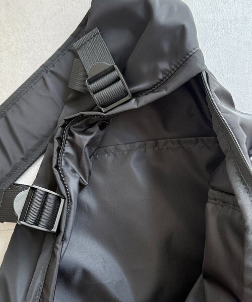 OUTDOOR PRODUCTS(アウトドアプロダクツ)の「パラコードスリングバッグ(トートバッグ・メンズ・グレイッシュベージュ/ブラック・FREE)」の8枚目の写真