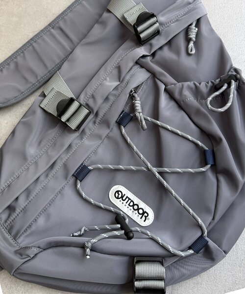 OUTDOOR PRODUCTS(アウトドアプロダクツ)の「パラコードスリングバッグ(トートバッグ・メンズ・グレイッシュベージュ/ブラック・FREE)」の13枚目の写真