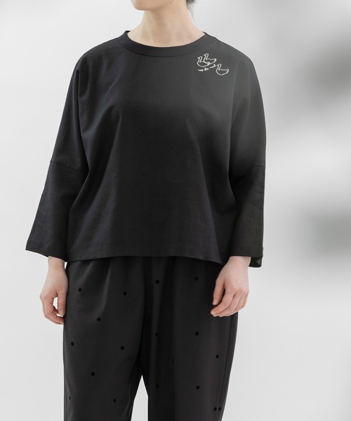 nop de nod（ノップドゥノッド）の「Clocheスワン刺繍布帛9分袖カットソー（Tシャツ/カットソー・レディース・ブラック/ネイビー/ブラウン・3）」の2枚目の写真