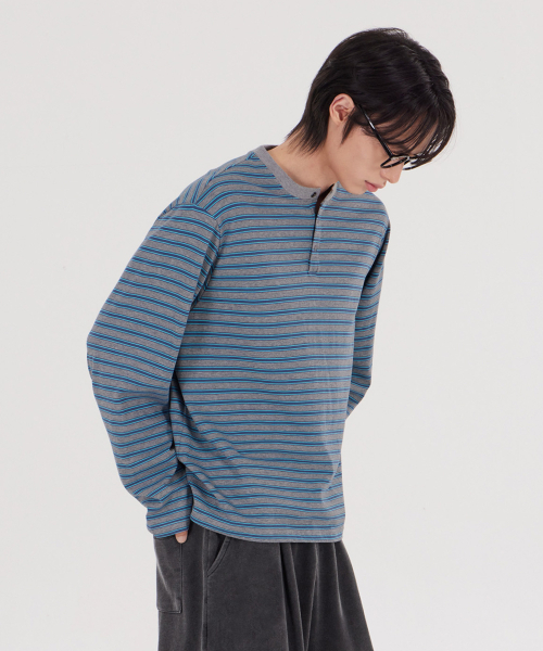 GLW（ジーエルダブリュ）の「[ユニセックス] ストライプヘンリーネックロングスリーブTシャツ ブルー（Tシャツ/カットソー・メンズ・その他・SMALL/MEDIUM/LARGE/X-LARGE）」の2枚目の写真