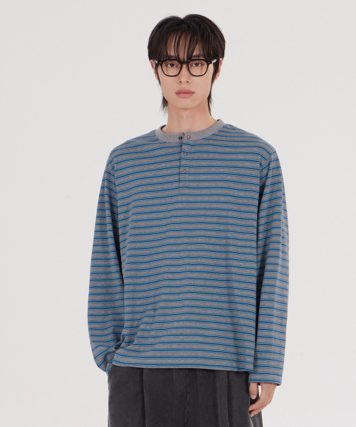 GLW（ジーエルダブリュ）の「[ユニセックス] ストライプヘンリーネックロングスリーブTシャツ ブルー（Tシャツ/カットソー・メンズ・その他・SMALL/MEDIUM/LARGE/X-LARGE）」の3枚目の写真