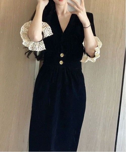 &soiree(アンドソワレ)の「ゴールドボタンレースカフスワンピース(ワンピース・レディース・ブラック・SMALL/MEDIUM/LARGE/X-LARGE)」の2枚目の写真