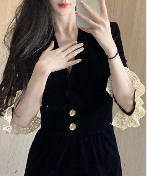&soiree(アンドソワレ)の「ゴールドボタンレースカフスワンピース(ワンピース・レディース・ブラック・SMALL/MEDIUM/LARGE/X-LARGE)」の3枚目の写真