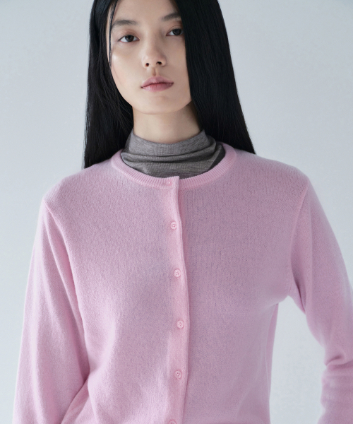 MUSINSA STANDARD WOMAN（ムシンサスタンダードウーマン）の「[プラス] ウィメンズ カシミヤ100 ラウンドネック カーディガン [ライトピンク]（カーディガン/ボレロ・レディース・その他・SMALL/MEDIUM/LARGE）」の4枚目の写真