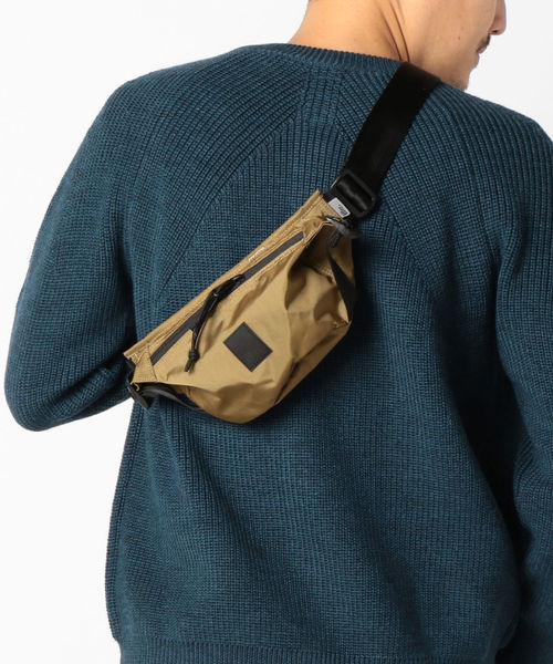 SHIPS(シップス)の「THE BROWN BUFFALO: SUPPLYSLING ボディバッグ(ボディバッグ/ウエストポーチ・メンズ・ブラック/ネイビー/キャメル・ONE SIZE)」の7枚目の写真