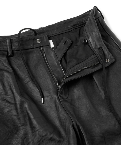 Sandinista（サンディニスタ）の「Washed Tuck Leather Shorts / レザータックパンツ（その他パンツ・メンズ・ブラック・MEDIUM/SMALL/LARGE）」の3枚目の写真