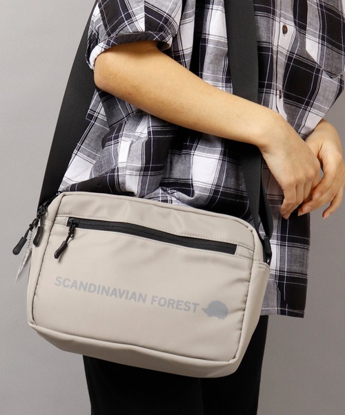 SCANDINAVIAN FOREST(スカンジナビアン・フォレスト)の「SCANDINAVIAN FOREST 2ファスナープリントミニショルダーバッグ(ショルダーバッグ・レディース・ブラック/ネイビー/グレー/ピンク/グリーン/グレー系その他/グレー系その他2/ダークブルー/チャコールグレー/イエロー/ライトグリーン/サックスブルー/ブラウン/ベージュ系その他/グリーン系その他・FREE/F)」の4枚目の写真