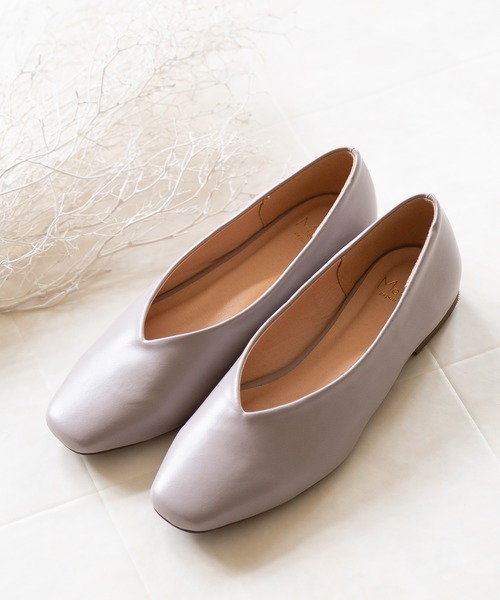 menue（メヌエ）の「Vカットフラットパンプス（パンプス・レディース・アイボリー/ガンメタ/ブラック系その他/ブラック/ライトグリーン/ラベンダー/ブラウン/グレイッシュベージュ/ボルドー/ペールイエロー/ベージュ系その他/ブラウン系その他/ベージュ・22.0cm/23.5cm/24.0cm/24.5cm/25.0cm/25.5cm/26.0cm/22.5cm/23.0cm/21.5cm）」の10枚目の写真