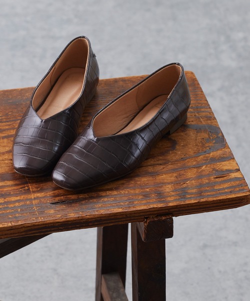 menue（メヌエ）の「Vカットフラットパンプス（パンプス・レディース・アイボリー/ガンメタ/ブラック系その他/ブラック/ライトグリーン/ラベンダー/ブラウン/グレイッシュベージュ/ボルドー/ペールイエロー/ベージュ系その他/ブラウン系その他/ベージュ・22.0cm/23.5cm/24.0cm/24.5cm/25.0cm/25.5cm/26.0cm/22.5cm/23.0cm/21.5cm）」の5枚目の写真