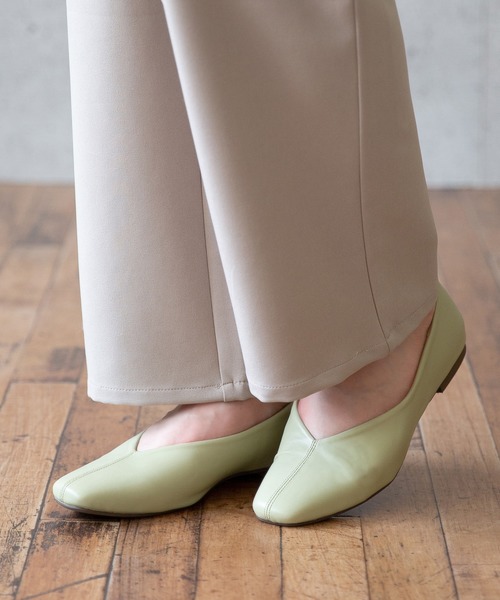 menue（メヌエ）の「Vカットフラットパンプス（パンプス・レディース・アイボリー/ガンメタ/ブラック系その他/ブラック/ライトグリーン/ラベンダー/ブラウン/グレイッシュベージュ/ボルドー/ペールイエロー/ベージュ系その他/ブラウン系その他/ベージュ・22.0cm/23.5cm/24.0cm/24.5cm/25.0cm/25.5cm/26.0cm/22.5cm/23.0cm/21.5cm）」の14枚目の写真