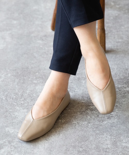menue（メヌエ）の「Vカットフラットパンプス（パンプス・レディース・アイボリー/ガンメタ/ブラック系その他/ブラック/ライトグリーン/ラベンダー/ブラウン/グレイッシュベージュ/ボルドー/ペールイエロー/ベージュ系その他/ブラウン系その他/ベージュ・22.0cm/23.5cm/24.0cm/24.5cm/25.0cm/25.5cm/26.0cm/22.5cm/23.0cm/21.5cm）」の16枚目の写真