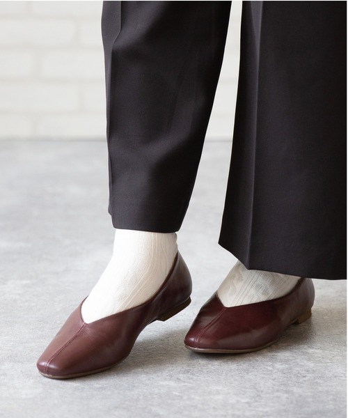 menue（メヌエ）の「Vカットフラットパンプス（パンプス・レディース・アイボリー/ガンメタ/ブラック系その他/ブラック/ライトグリーン/ラベンダー/ブラウン/グレイッシュベージュ/ボルドー/ペールイエロー/ベージュ系その他/ブラウン系その他/ベージュ・22.0cm/23.5cm/24.0cm/24.5cm/25.0cm/25.5cm/26.0cm/22.5cm/23.0cm/21.5cm）」の20枚目の写真