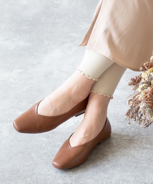 menue（メヌエ）の「Vカットフラットパンプス（パンプス・レディース・アイボリー/ガンメタ/ブラック系その他/ブラック/ライトグリーン/ラベンダー/ブラウン/グレイッシュベージュ/ボルドー/ペールイエロー/ベージュ系その他/ブラウン系その他/ベージュ・22.0cm/23.5cm/24.0cm/24.5cm/25.0cm/25.5cm/26.0cm/22.5cm/23.0cm/21.5cm）」の18枚目の写真
