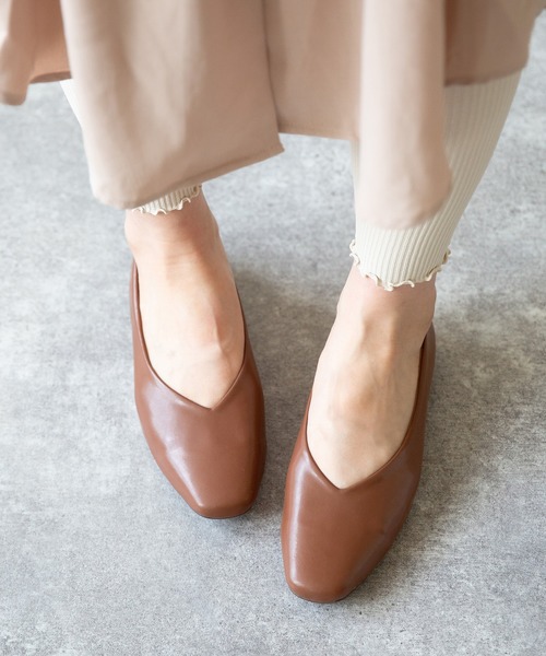 menue（メヌエ）の「Vカットフラットパンプス（パンプス・レディース・アイボリー/ガンメタ/ブラック系その他/ブラック/ライトグリーン/ラベンダー/ブラウン/グレイッシュベージュ/ボルドー/ペールイエロー/ベージュ系その他/ブラウン系その他/ベージュ・22.0cm/23.5cm/24.0cm/24.5cm/25.0cm/25.5cm/26.0cm/22.5cm/23.0cm/21.5cm）」の15枚目の写真