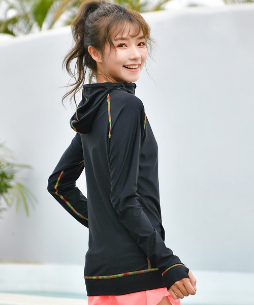 TeddyShop(テディショップ)の「【UVカット率 99.9%以上/UPF50+/水陸両用】レディース フード付き フロントジップ 長袖 ラッシュガード パーカー 体型カバー(パーカー・レディース・ホワイト/ダークグレー/イエロー/パープル/ピンク/ブルー/ライトブルー/グレー/ブラック/ネイビー/コーラルピンク/グレイッシュベージュ/ブラック系その他/ブラック×ホワイト/グリーン/インディゴブルー/ブラウン/ベージュ/カラフル・L/M/S/LL)」の22枚目の写真