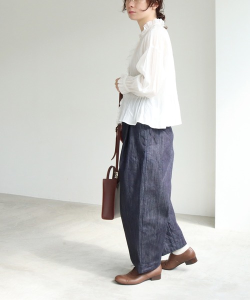 yuni（ユニ ）の「△cotton denim back gom パンツ（デニム