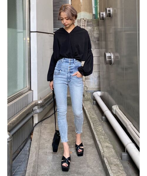 EMODA（エモダ）の「ストーンワイドピアス（ピアス（両耳用）・レディース・ブラック/ベージュ・FREE）」の4枚目の写真