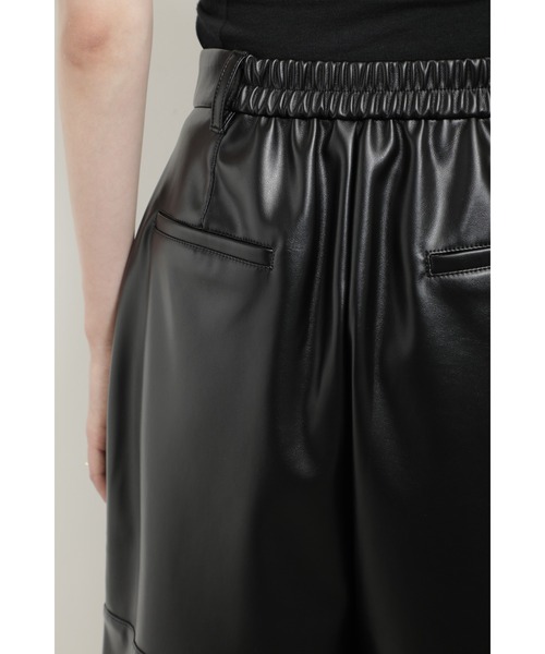 ROSE BUD（ローズバッド）の「フェイクレザーハーフパンツ（その他パンツ・レディース・ブルー/ブラック/ベージュ・ONE SIZE/FREE）」の5枚目の写真