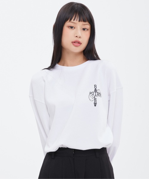 ROMANTIC CROWN(ロマンティッククラウン)の「【ROMANTIC CROWN】HAND SIGN LONG SLEEVE / ロマンティッククラウン ハンドサイン グラフィック ロングスリーブ Tシャツ(Tシャツ/カットソー・メンズ・ネイビー/ホワイト/ライトイエロー・SMALL/MEDIUM/LARGE/X-LARGE)」の4枚目の写真