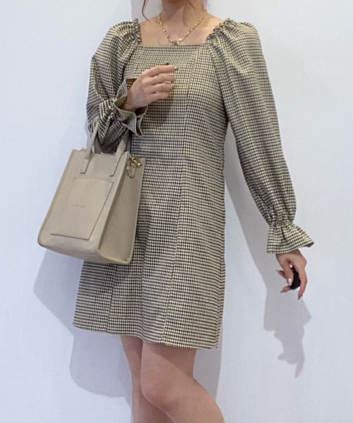 Me%（ミィパーセント）の「スクエアネックミニワンピース（ワンピース・レディース・ベージュ/ブラック・FREE）」の2枚目の写真