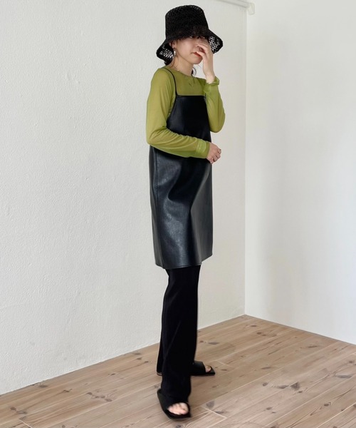 wee9s（ウィークス）の「fake leather cami one piece / チュニック丈アジャスター付きフェイクレザーキャミワンピース（ワンピース・レディース・ブラウン/ブラック/クリーム・FREE）」の2枚目の写真