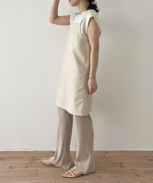wee9s（ウィークス）の「fake leather cami one piece / チュニック丈アジャスター付きフェイクレザーキャミワンピース（ワンピース・レディース・ブラウン/ブラック/クリーム・FREE）」の7枚目の写真