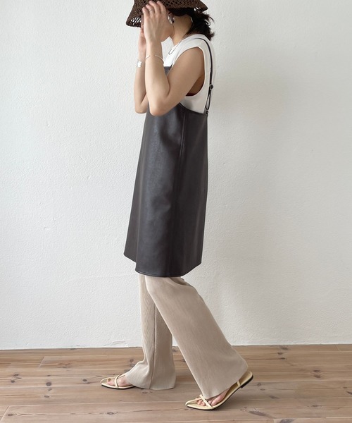 wee9s（ウィークス）の「fake leather cami one piece / チュニック丈アジャスター付きフェイクレザーキャミワンピース（ワンピース・レディース・ブラウン/ブラック/クリーム・FREE）」の21枚目の写真