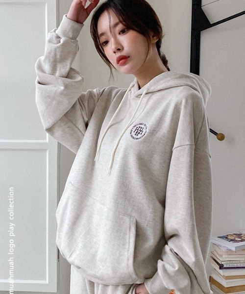 muahmuah(ムーアムーア)の「A'GEM/9 × .kom『muah muah/ムーアムーア』CIRCLE LOGO MUAH OVERFIT HOODIE/サークルロゴ オーバーサイズプルオーバーパーカー(パーカー・レディース・ブラック/ブルー/アイボリー・FREE)」の2枚目の写真