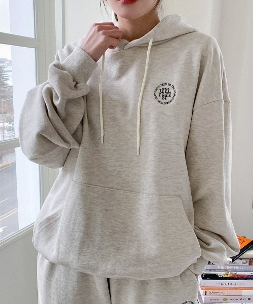 muahmuah(ムーアムーア)の「A'GEM/9 × .kom『muah muah/ムーアムーア』CIRCLE LOGO MUAH OVERFIT HOODIE/サークルロゴ オーバーサイズプルオーバーパーカー(パーカー・レディース・ブラック/ブルー/アイボリー・FREE)」の10枚目の写真